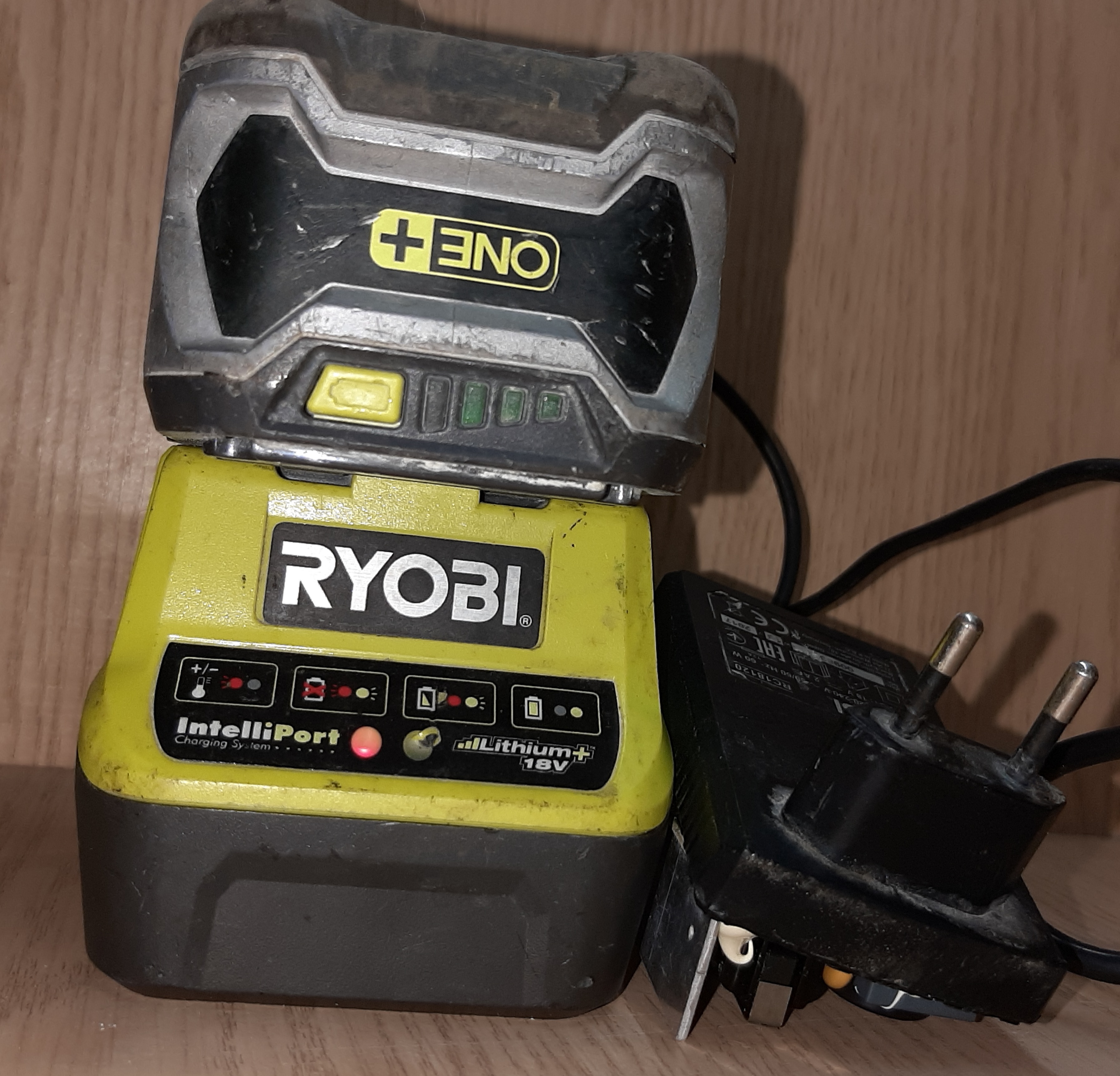 Разбираем и восстанавливаем зарядное устройство Ryobi ONE+ RC18120